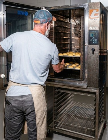 Carga de bandejas con masas en el horno Tagliavini Termovent