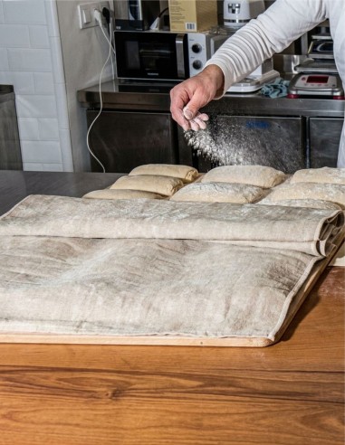 Enharinado de masa de pan en tapiz de lino