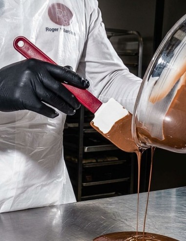 Uso de rebañador de goma con chocolate caliente