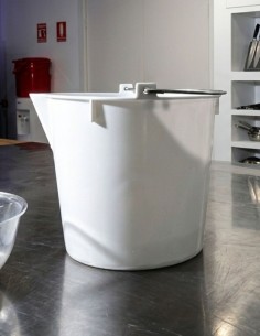 70803_CUBO-DE-POLIETILENO-ASA-INOX-CON-VERTEDOR.jpg 2
