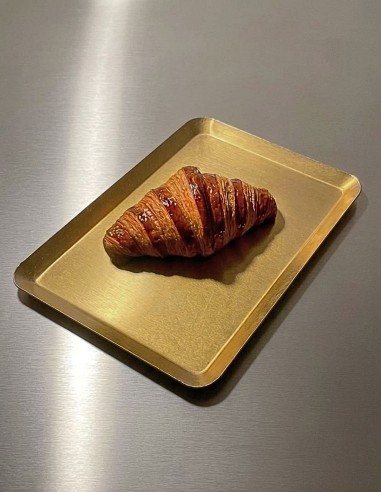 Bandeja de aluminio dorado con un cruasán