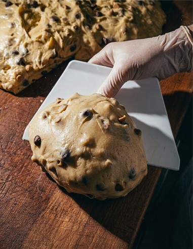 Corte de masa con rasqueta de plástico