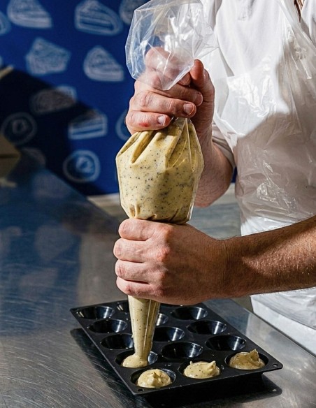 Rellenado de moldes con mangas pastelera transparente