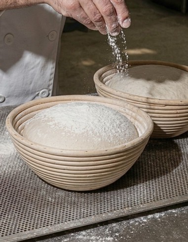 Enharinado de masa en banneton redondo de madera
