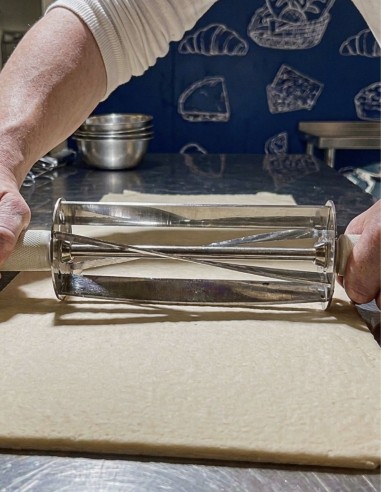Corte de croissants con rodillo de acero inoxidable
